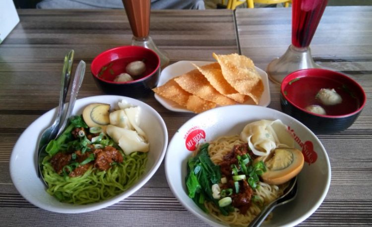 Mie Dua Rasa: Rasa yang Menggigit Jiwa di Jantung Cilacap